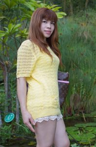 喜欢到处秀大白腿的王翠嫂又出去玩了