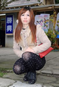 寒冷的冬日王翠嫂美腿穿白点黑丝袜外拍