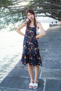 人妻CC姐海岸边拍照片脚趾涂了红色指甲油