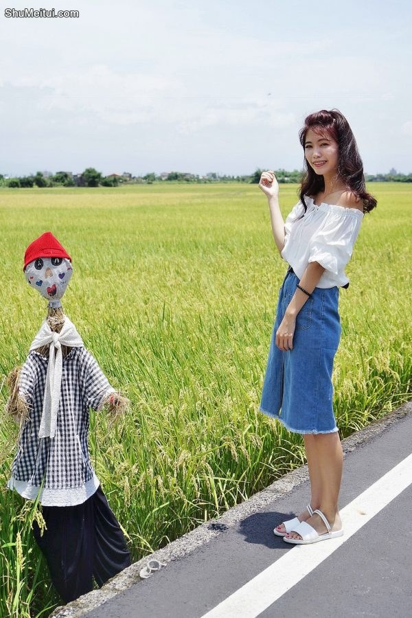 CC姐穿牛仔裙在稻田里拍照片[第2张/共5张]