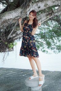 人妻CC姐海岸边拍照片脚趾涂了红色指甲油