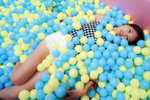 CC姐在游乐场玩穿白色热裤秀大腿