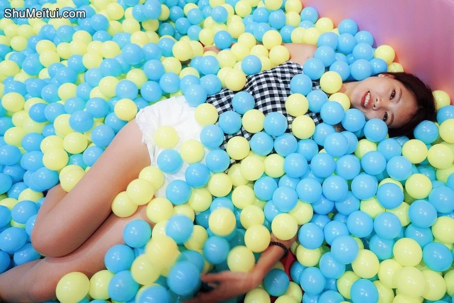 CC姐在游乐场玩穿白色热裤秀大腿[第4张/共31张]