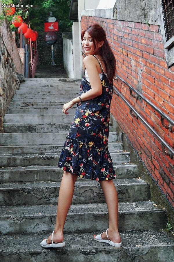 人妻CC姐海岸边拍照片脚趾涂了红色指甲油[第40张/共50张]