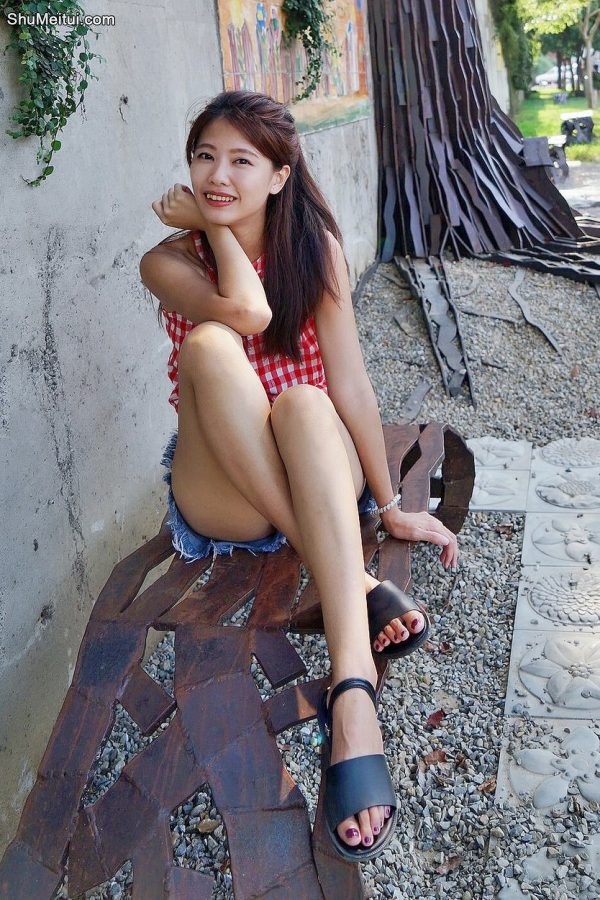 美腿姐姐穿超短牛仔短裤秀美腿[第7张/共24张]