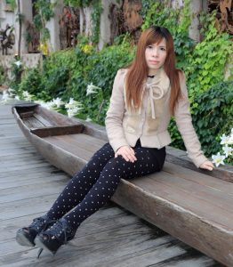 寒冷的冬日王翠嫂美腿穿白点黑丝袜外拍