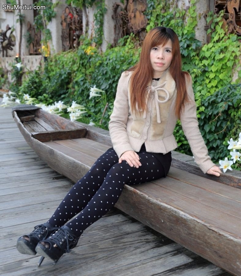 寒冷的冬日王翠嫂美腿穿白点黑丝袜外拍[第4张/共12张]