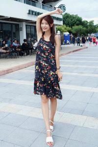 人妻CC姐海岸边拍照片脚趾涂了红色指甲油