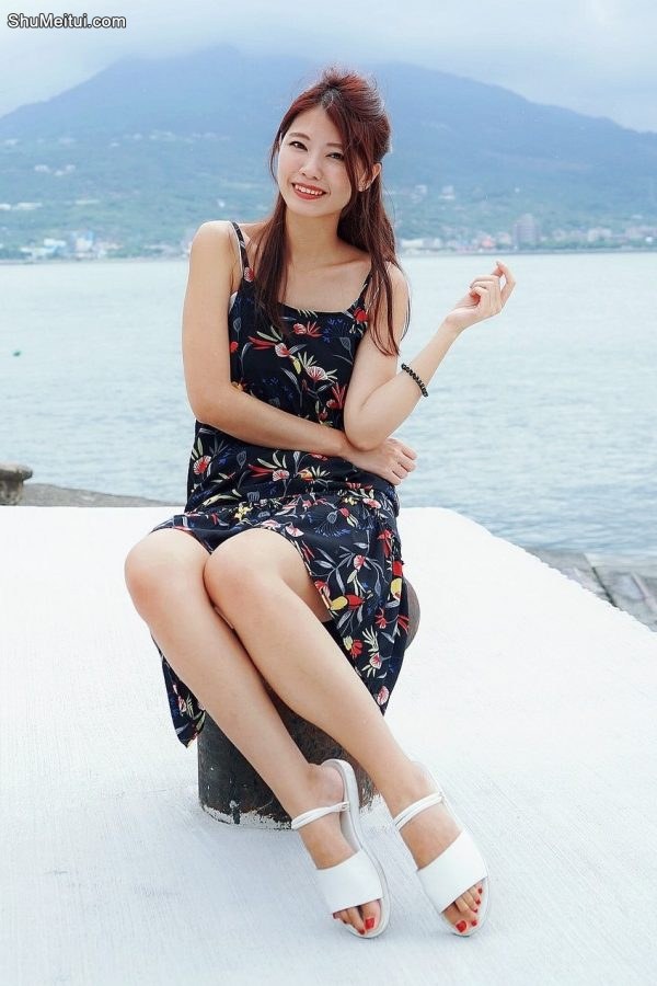 人妻CC姐海岸边拍照片脚趾涂了红色指甲油[第3张/共50张]