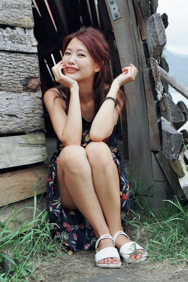 人妻CC姐海岸边拍照片脚趾涂了红色指甲油[第31张/共50张]