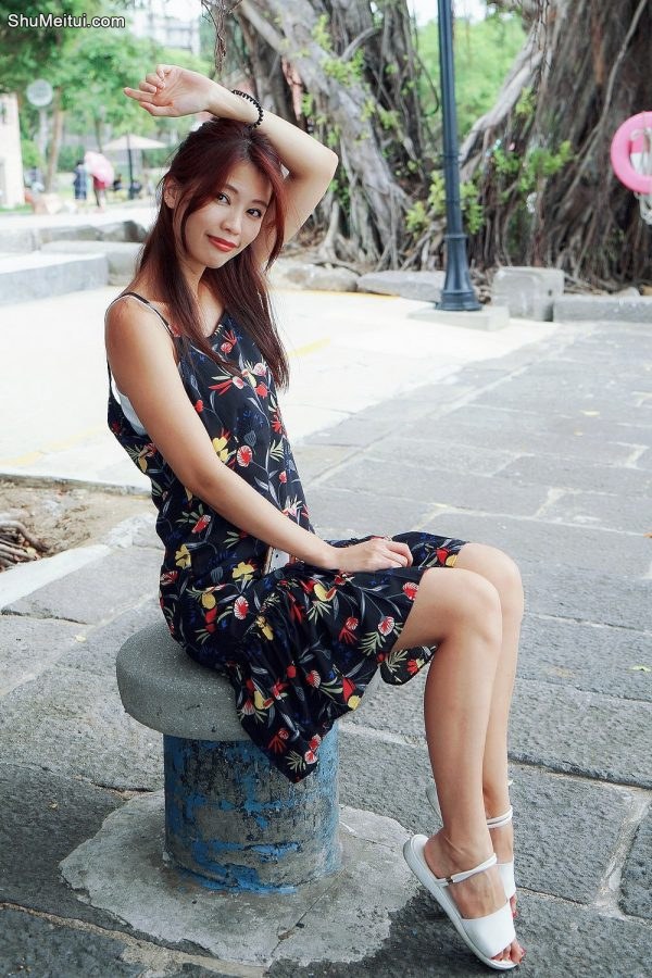 人妻CC姐海岸边拍照片脚趾涂了红色指甲油[第8张/共50张]