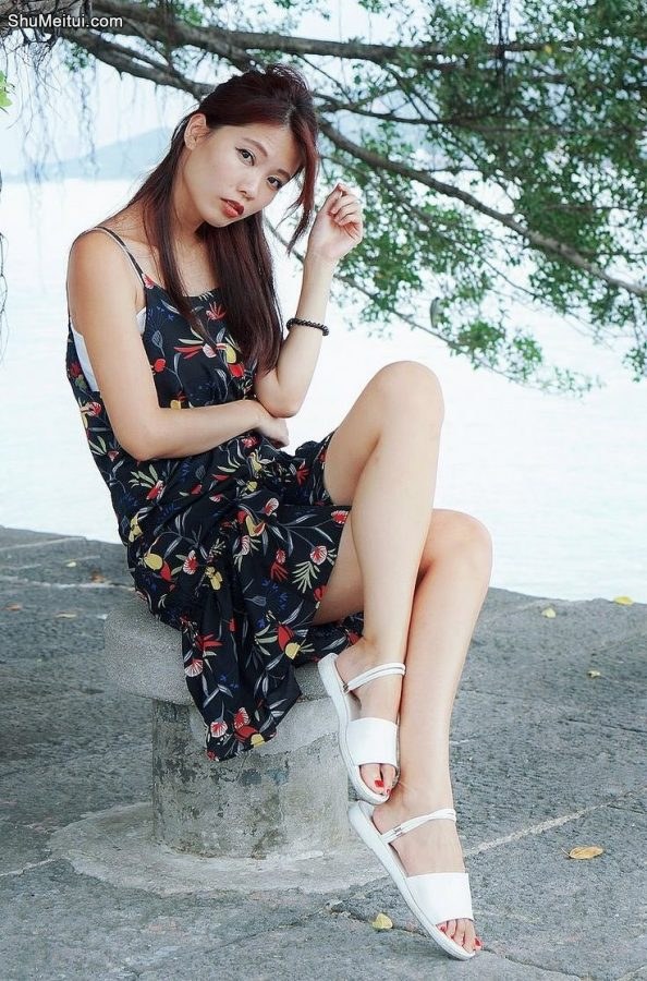 人妻CC姐海岸边拍照片脚趾涂了红色指甲油[第10张/共50张]