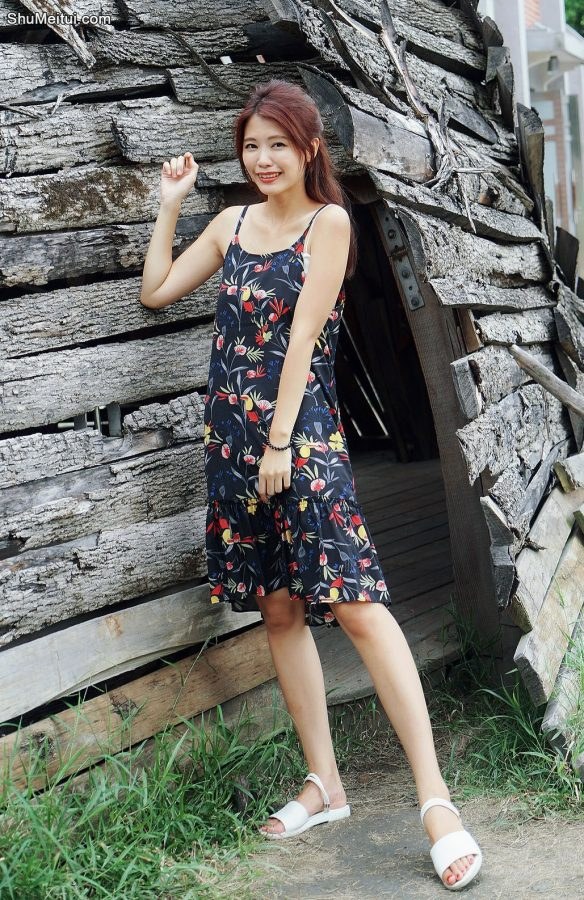 人妻CC姐海岸边拍照片脚趾涂了红色指甲油[第32张/共50张]