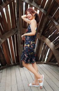 人妻CC姐海岸边拍照片脚趾涂了红色指甲油