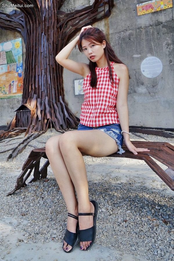 美腿姐姐穿超短牛仔短裤秀美腿[第1张/共24张]