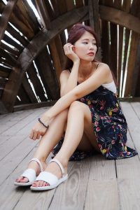 人妻CC姐海岸边拍照片脚趾涂了红色指甲油