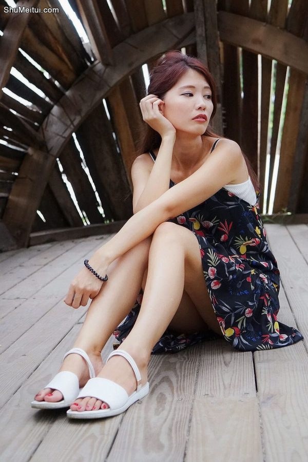 人妻CC姐海岸边拍照片脚趾涂了红色指甲油[第26张/共50张]