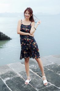 人妻CC姐海岸边拍照片脚趾涂了红色指甲油