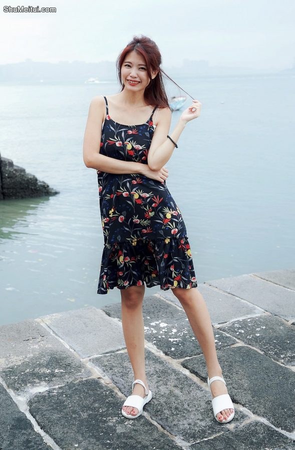 人妻CC姐海岸边拍照片脚趾涂了红色指甲油[第37张/共50张]