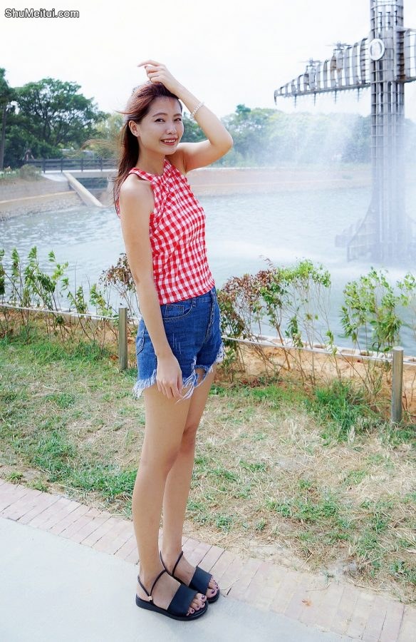 美腿姐姐穿超短牛仔短裤秀美腿[第21张/共24张]