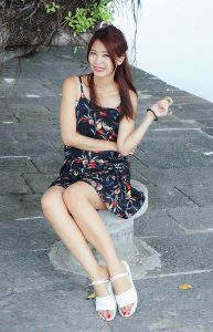 人妻CC姐海岸边拍照片脚趾涂了红色指甲油