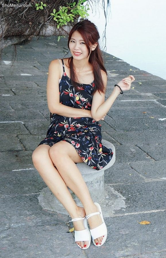 人妻CC姐海岸边拍照片脚趾涂了红色指甲油[第14张/共50张]