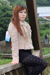 寒冷的冬日王翠嫂美腿穿白点黑丝袜外拍