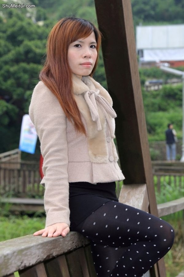 寒冷的冬日王翠嫂美腿穿白点黑丝袜外拍[第11张/共12张]