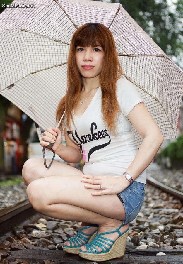 穿牛仔热裤的王翠嫂大腿白皙能看见血管[第15张/共16张]