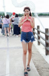 美腿姐姐穿超短牛仔短裤秀美腿