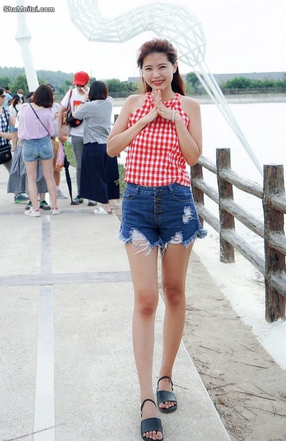 美腿姐姐穿超短牛仔短裤秀美腿[第16张/共24张]