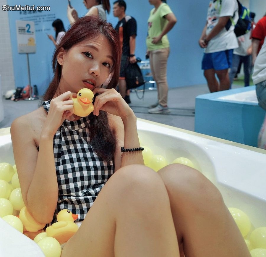 CC姐在游乐场玩穿白色热裤秀大腿[第22张/共31张]