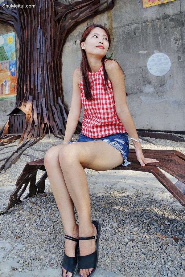 美腿姐姐穿超短牛仔短裤秀美腿[第2张/共24张]