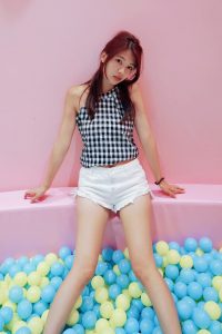 CC姐在游乐场玩穿白色热裤秀大腿