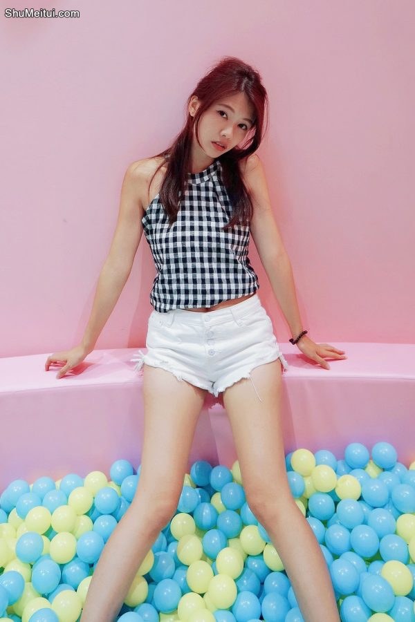 CC姐在游乐场玩穿白色热裤秀大腿[第1张/共31张]