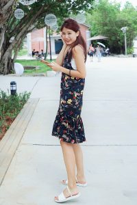 人妻CC姐海岸边拍照片脚趾涂了红色指甲油