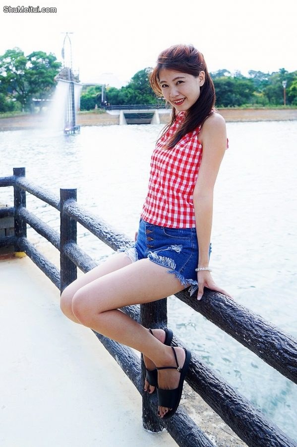 美腿姐姐穿超短牛仔短裤秀美腿[第19张/共24张]