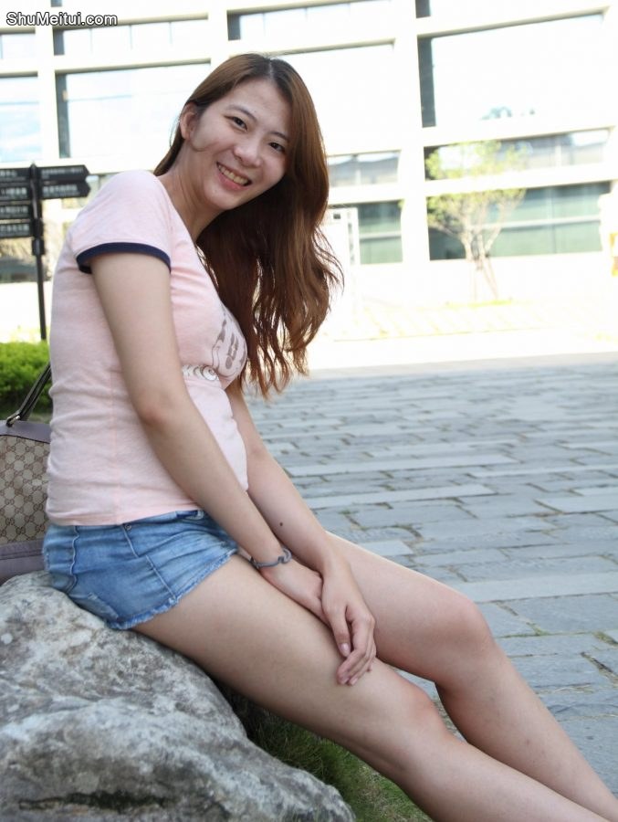 穿拖鞋外出展示匀称的美腿[第3张/共11张]