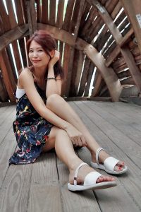 人妻CC姐海岸边拍照片脚趾涂了红色指甲油