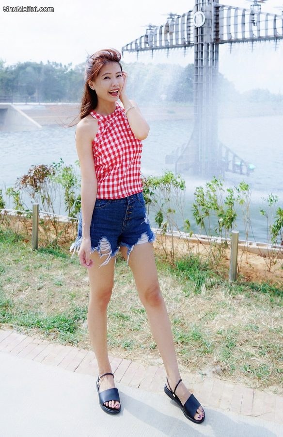 美腿姐姐穿超短牛仔短裤秀美腿[第22张/共24张]