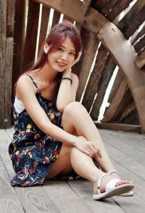 人妻CC姐海岸边拍照片脚趾涂了红色指甲油