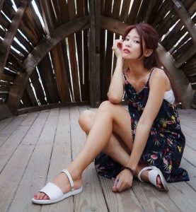 人妻CC姐海岸边拍照片脚趾涂了红色指甲油