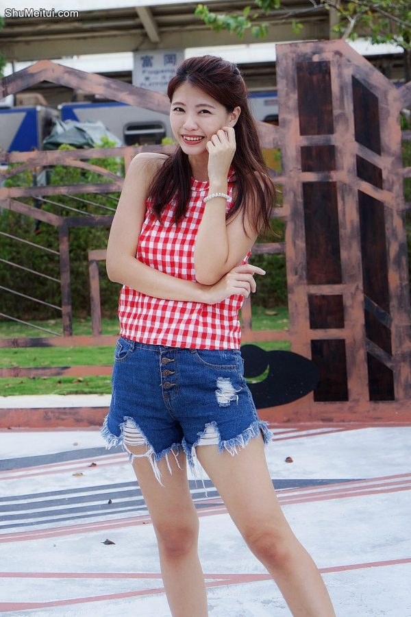 美腿姐姐穿超短牛仔短裤秀美腿[第14张/共24张]