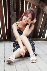 人妻CC姐海岸边拍照片脚趾涂了红色指甲油