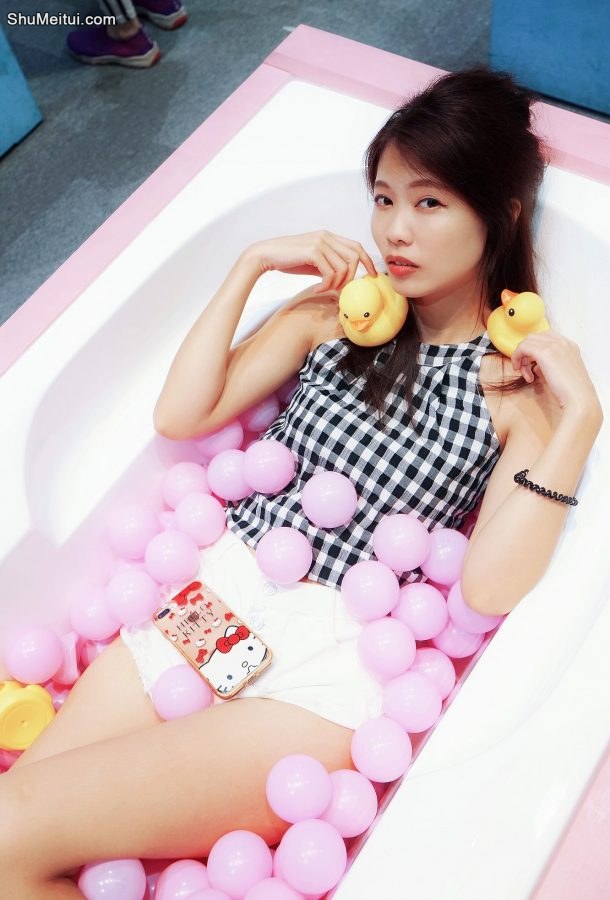 CC姐在游乐场玩穿白色热裤秀大腿[第10张/共31张]