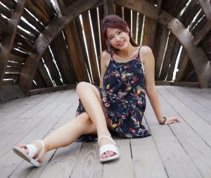 人妻CC姐海岸边拍照片脚趾涂了红色指甲油