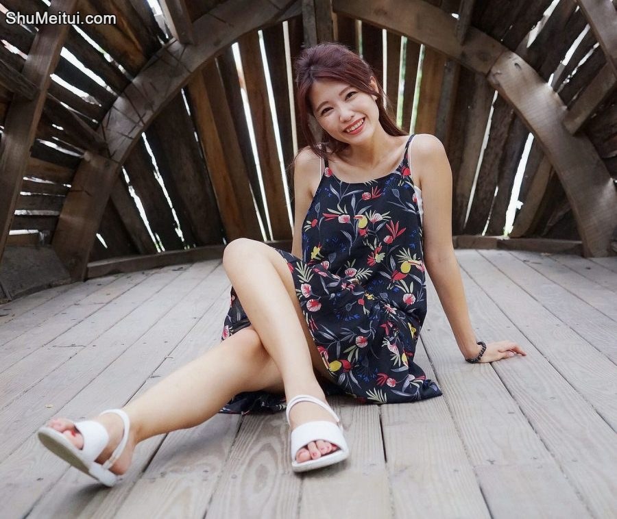 人妻CC姐海岸边拍照片脚趾涂了红色指甲油[第24张/共50张]