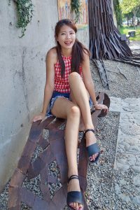 美腿姐姐穿超短牛仔短裤秀美腿