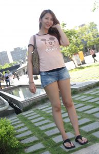 穿拖鞋外出展示匀称的美腿