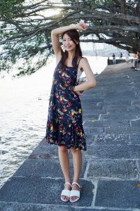 人妻CC姐海岸边拍照片脚趾涂了红色指甲油